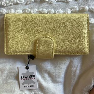 Brand new yellow wallet. Ready for its first use:)